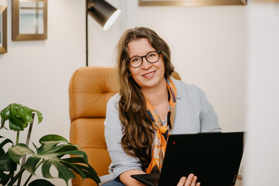 Vicki Janssen am Laptop, bereit für Ihr Erstgespräch